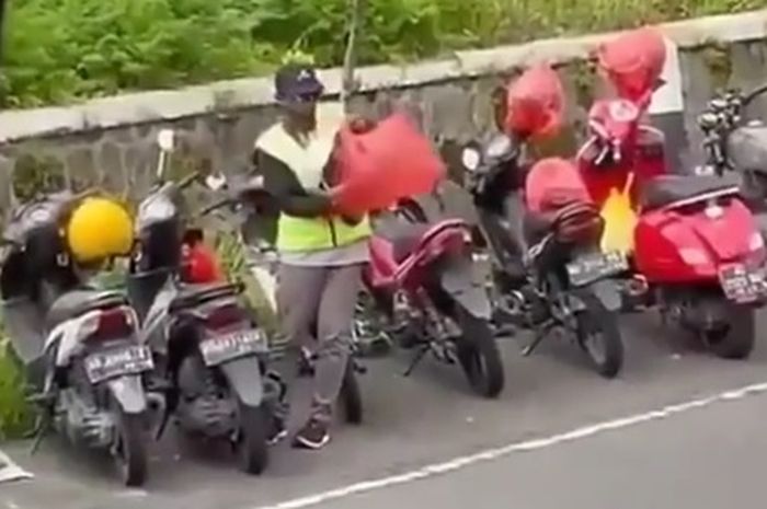 Gak Sekedar Ambil Uang, Tukang Parkir Ini Lakukan Aksi Penyelamatan ...