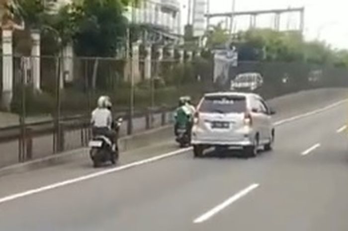 Viral Video 2 Pemotor Beriringan Terobos Jalan Tol Jakarta-Merak ...