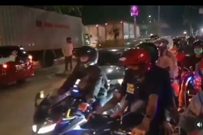 Video Pos Penyekatan Bekasi Jebol Diserbu Rombongan Pemudik Motor Gridmotorid 6138