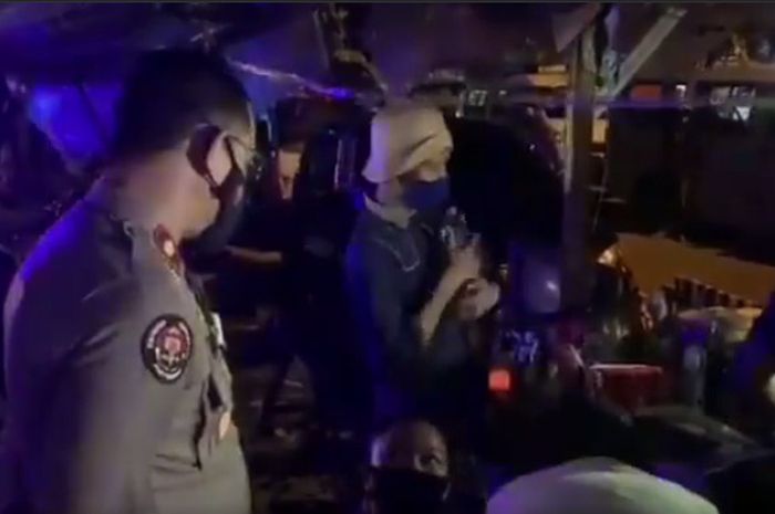 Viral Video Polisi Berikan Uang Pengganti Ke Pedagang Saat Ppkm Darurat