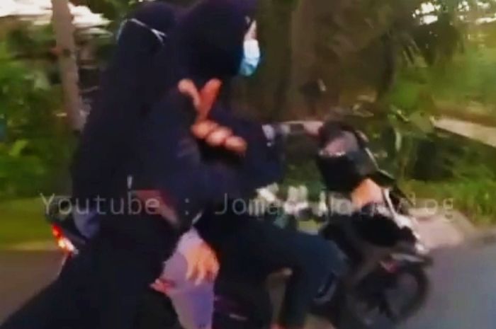 Instan Karma Godain Cewek, Pemotor Ini Kena Apes Nyaris Nyemplung ke