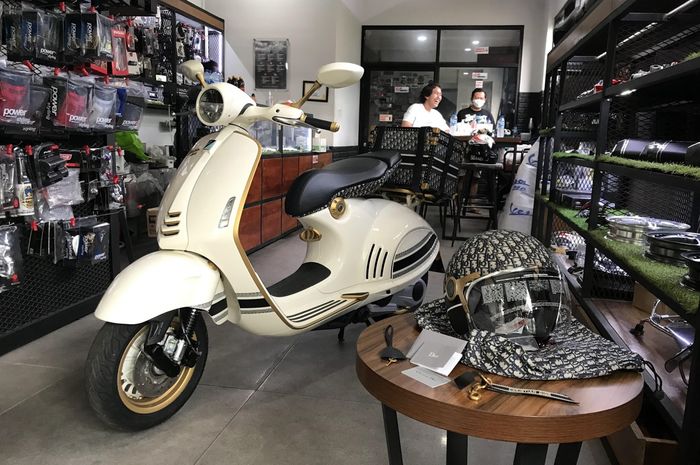 MLD SPOT - ALIG! Vespa 946 Christian Dior ini laku Rp1.35M