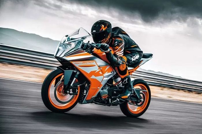 ktm rc 200 on road