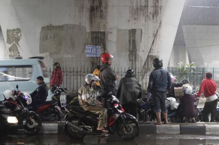 Bikers Wajib Tahu, Berteduh Di Tempat Ini Saat Hujan Bisa Langsung ...