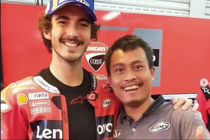 Mugiyono, orang Indonesia sekaligus teknisi helm yang menghantarkan Francesco Bagnaia juara dunia MotoGP 2022.