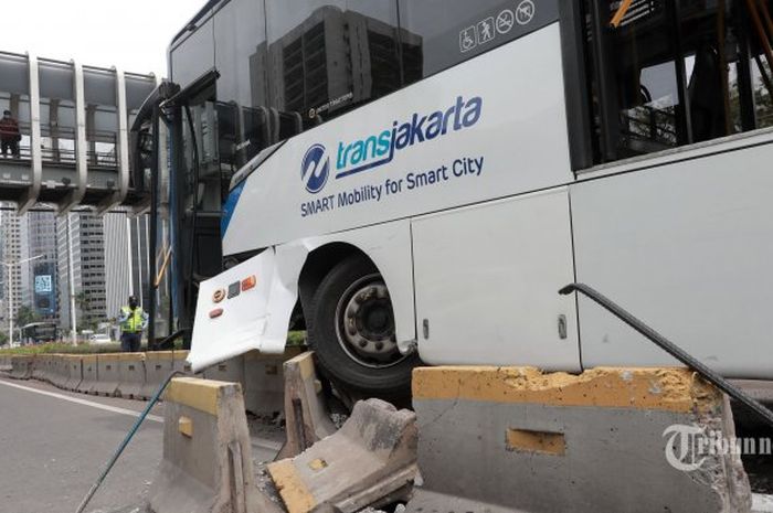 Bus TransJakarta Kecelakaan Lagi Tabrak Separator Jalan, Penyebabnya ...