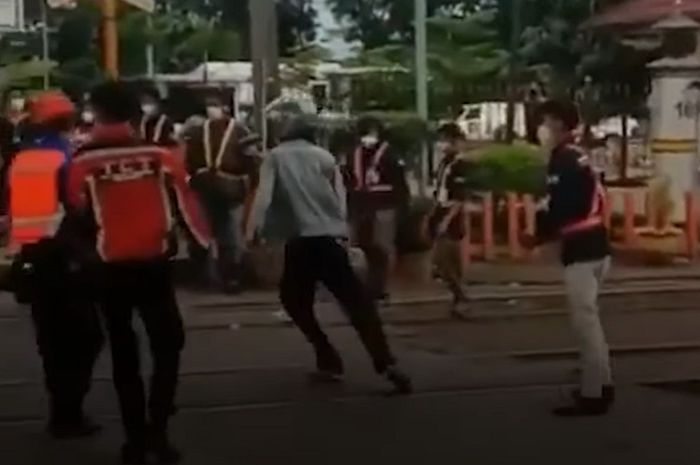 Viral Video Dishub Dikeroyok Pemotor Yang Terobos Pintu Perlintasan Kereta Api Motorplus 5628