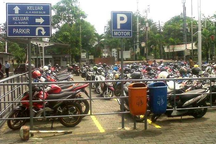 Parkiran Motor Jadi Ladang Basah Curanmor Berikut Tips Aman Parkir Motor Gridmotorid 5026