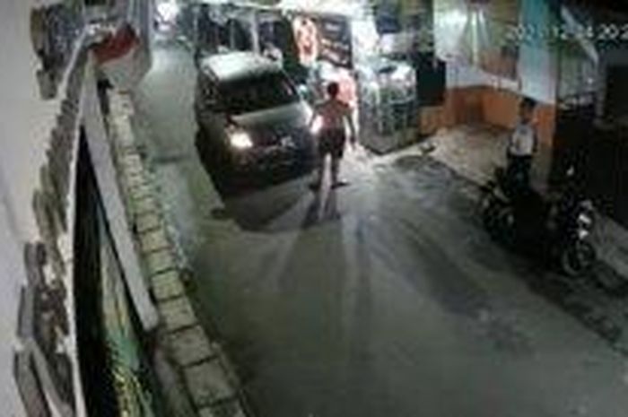 Bak Koboi Jalanan, Viral Video Driver Mobil Todongkan Pistol Ke Pemotor ...