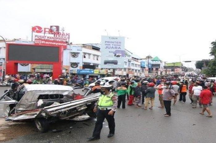 Kecelakaan Maut Truk Tronton Rem Blong Di Balikpapan, Anggota Komis V ...