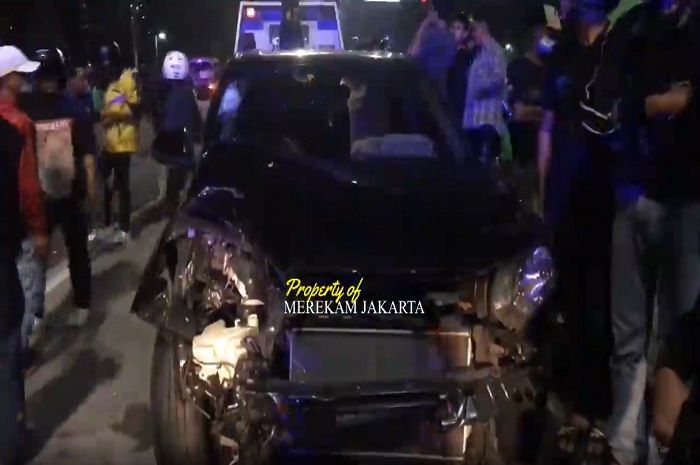 Video Pemotor Honda BeAT Dan Lainnya Dihantam Mobil Di Jalan Sudirman ...