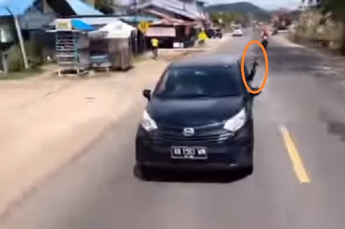 Sok Jagoan Video Sopir Sigra Halangi dan Acungkan Jari Tengah ke Petugas Damkar - Motorplus