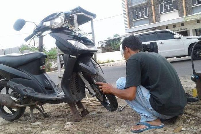 Saat Ganti Ban Motor Siapkan Ini Supaya Pelek Enggak Lecet, Libur