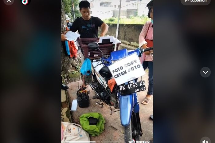 Tukang Fotokopi Keliling Unik, Mesin Fotokopi Hidup Pakai Aki Motor ...