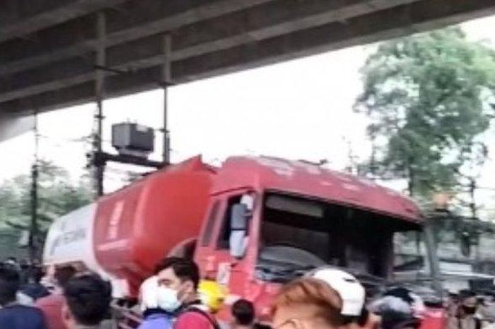 Kecelakaan Maut Truk Pertamina Seruduk Pemotor Di Cibubur, Netizen ...