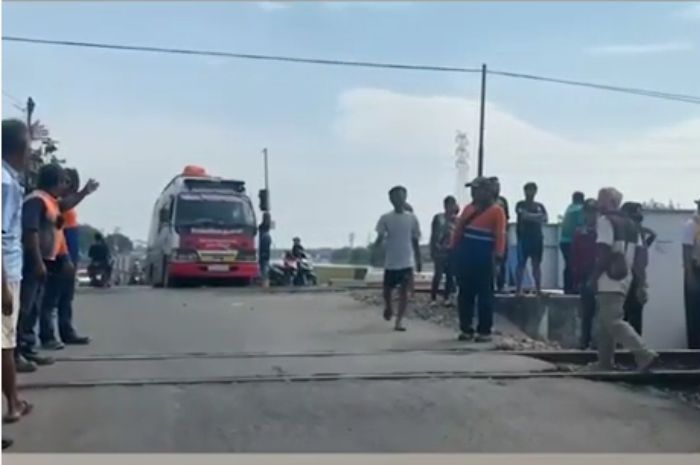 Bahaya Perlintasan Kereta Tanpa Palang Pintu Di Semarang, Pemotor Naik ...