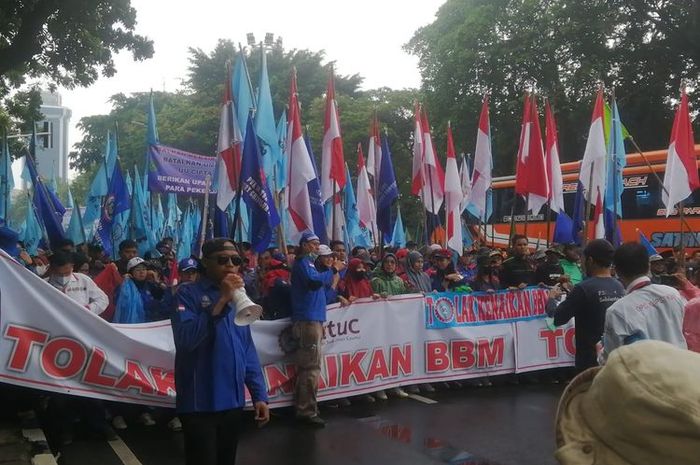 Ribuan Buruh Demo Hari Ini Tolak Harga Pertalite Naik, Bikers Hindari ...