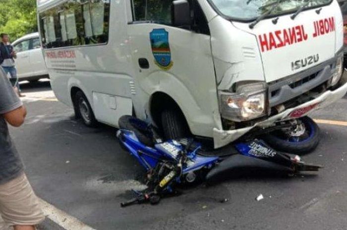 Tampak kecelakaan 3 pemotor tabrakan dengan mobil ambulans jenazah.