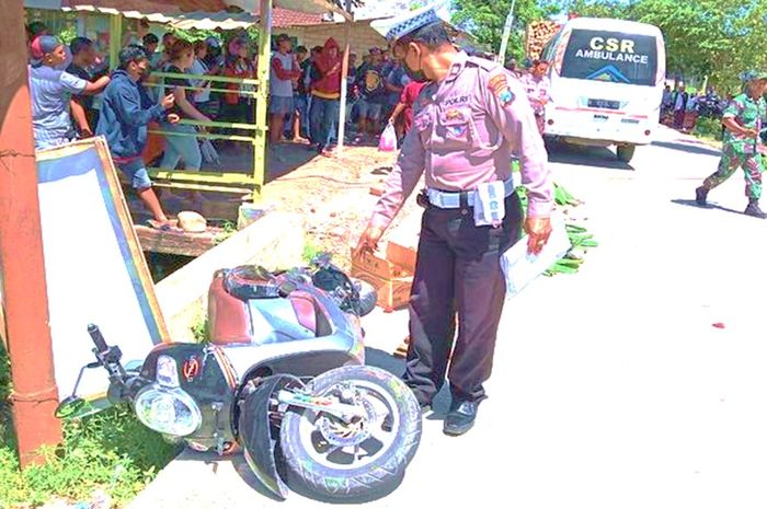 Adu Banteng Motor Matic Honda Scoopy Vs Truk Di Banyuwangi, Polisi ...