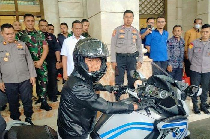 Aksi PJ Gubernur DKI Jakarta Heru Budi Hartono Naik Moge Milik Patwal ...