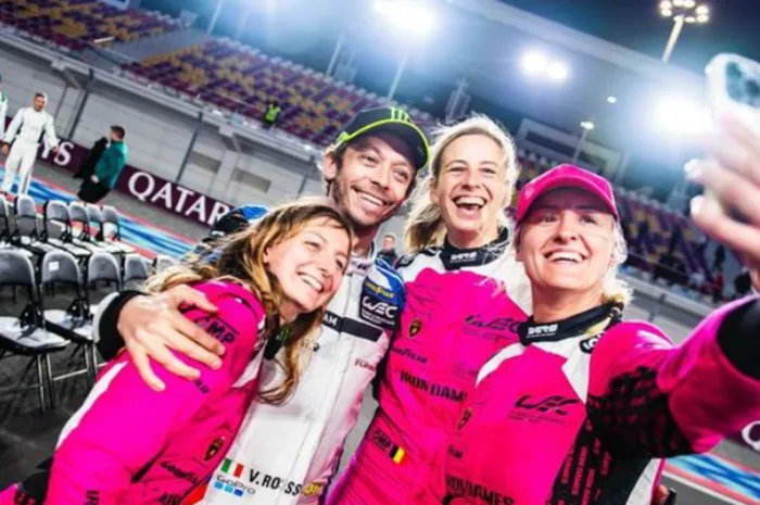 Momen Lucu Pembalap Cewek Cantik Malu-Malu Minta Selfie Sama Valentino