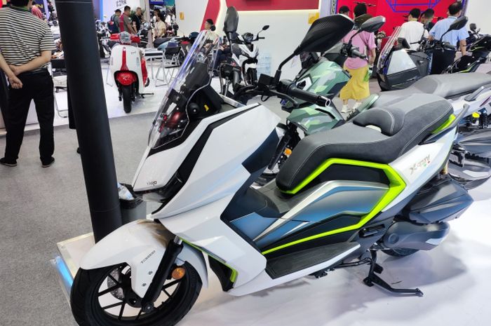 Semblable à la Yamaha XMAX, la moto automatique Gambot de 125 cm3 est qualifiée de voiture chère