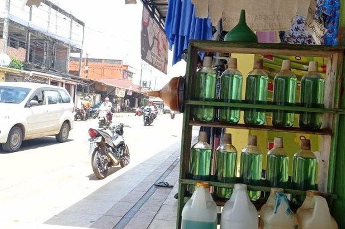 Warga Ngeluh Pertalite Eceran Sampai Rp 35 Ribu Per Liter SPBU Antre ...