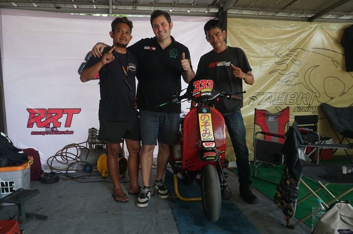 Bule Italia Ngamuk Turunkan Vespa Monster di Balap Scooter Prix Round 3