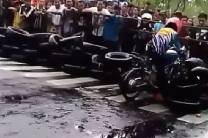 Detik Detik Joki Drag Bike Hilang Kendali Akibat Aspal Licin Pembatas Berantakan Ditabrak Motor 