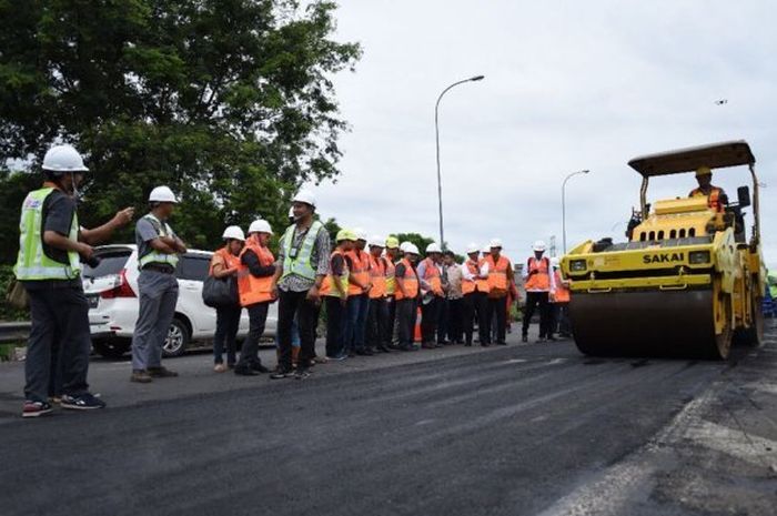 Jalan Aspal Atau Beton Yang Bikin Ban Motor Cepat Habis? - MotorPlus ...