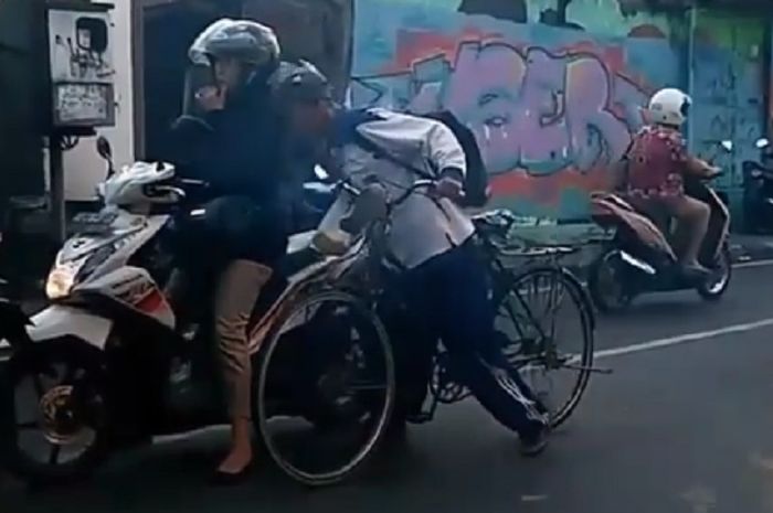  Cewek  Pengendara Motor Harus Waspada Kalau Ketemu Lelaki 