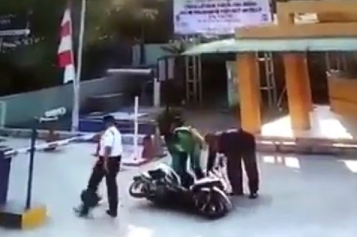 Tragis Video Driver Ojol Jungkir Balik Dicium Palang  