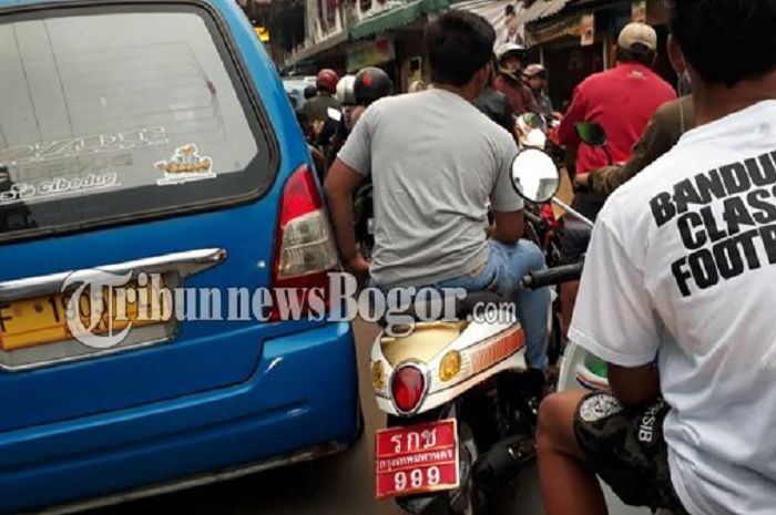  Motor  Pakai Plat Nomor Thailand Banjiri Puncak Bogor  