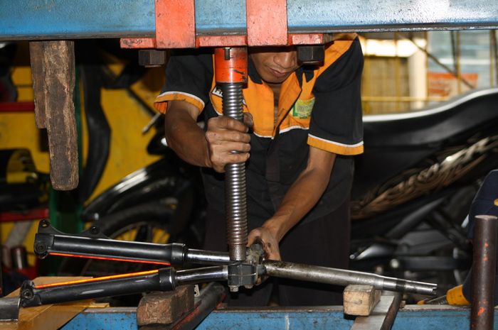 Bengkel Press Segitiga Motor - Homecare24