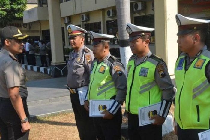 Fakta-fakta Aksi 4 Polisi Solo Yang Buka Jalan Ambulans Saat Terjebak ...